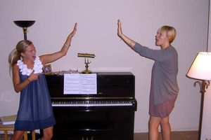 두 여성이 에어 파이브를 하는 모습