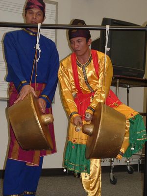 모로족 전통 악기 아궁