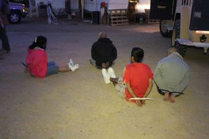 미국 이민세관집행국(ICE) 사진으로, 체포된 사람들을 보여준다. 당국은 멕시코에서 애리조나주로 이어지는 대규모 마약 밀매 조직을 적발했다고 발표했다.
