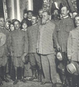 알바로 오브레곤(왼쪽 중앙)과 헌법주의자들의 회색 수염의 "최고 사령관", 베누스티아노 카란사.