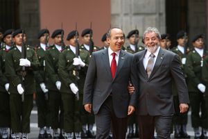 칼데론 대통령과 브라질 대통령 루이스 이나시우 룰라 다 시우바 그리고 배경에 있는 멕시코 육군 장병들