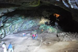 카카우밀파 동굴 입구