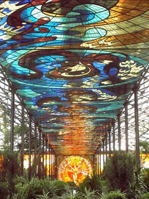 코스모비트랄 내부 전경. 배경에는 태양의 인간이 보인다