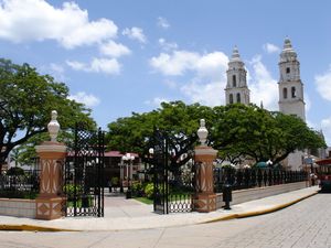 캠페체 중앙 광장과 캠페체 대성당(Campeche Cathedral)