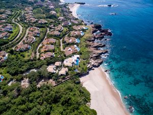 푸른 나야릿 해안의 주요 관광지인 푸타 데 미타