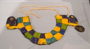 침무 문화의 깃털 가슴 장식, 깃털, 갈대, 구리, 은, 가죽, 끈, 1350–1450년경