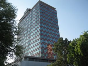 사무실 공간 수요 증가로 건설된 누에보레온주 최초의 고층 건물인 콘도미니오스 아세로(Condominios Acero)