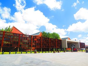 ha}} 규모의 메카 단지는 박물관, 도서관, 강당, 과거 산업 시설 및 스포츠 시설로 구성되어 있다.