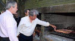 2007년 타바레 바스케스가 조지 W. 부시 미국 대통령을 아사도로 환영하는 모습