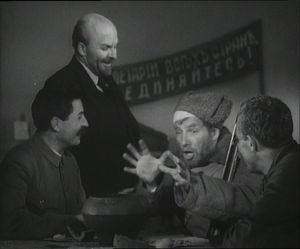 역사극 영화 총을 든 사나이의 한 장면. 배경의 현수막에는 (개혁 이전 러시아 철자법)으로 표기된 구호가 적혀 있다.