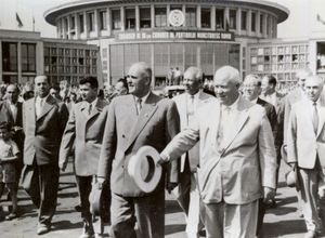 게오르게 게오르기우-데즈(앞줄 왼쪽)가 부쿠레슈티 버너샤 공항에서 니키타 흐루쇼프(앞줄 오른쪽)를 전별하는 모습(1960년 6월). 게오르기우-데즈의 오른쪽에는 니콜라에 차우셰스쿠가 보인다.