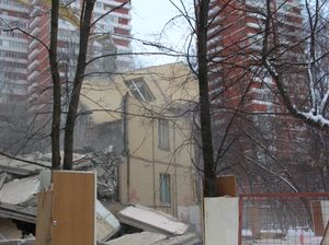 두 고층 건물 사이에 저층 건물의 잔해가 보임