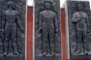 헝가리 소비에트 공화국 지도자 셔뮤엘리 티보르, 쿤 벨러, 란드러 예뇌. 부다페스트 시내 기념물.