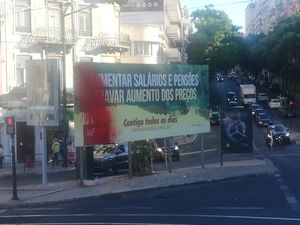 리스본에 있는 포르투갈 공산당(PCP)의 선전 포스터. "임금과 연금 인상, 물가 상승 중단. 매일 당신과 함께, 착취와 투기에 맞서."라고 쓰여 있다.