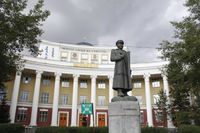 울란바토르 국립대학교 앞에 서 있는 초이발산 동상