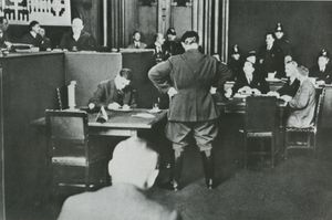 1933년 라이히스타크 방화 사건 재판에서 연설하는 디미트로프(오른쪽 배경에 서 있음)