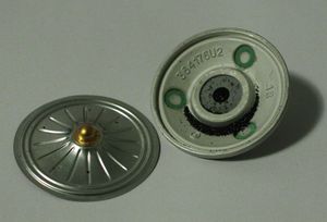 에릭슨 탄소 송화기를 분해한 모습