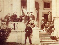 1885년 드뷔시가 로마 메디치 궁에서 찍은 사진 (중앙에 흰 상의)