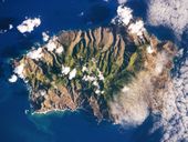 세인트 헬레나 섬 위성사진. 위쪽이 북서쪽이다.