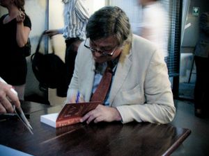 2011년 네덜란드에서 자신의 책에 사인하는 프라이