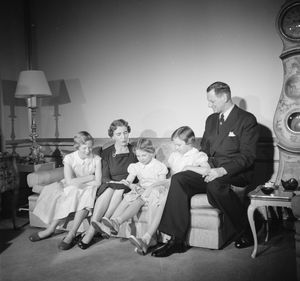 마르그레테(왼쪽)와 부모, 자매들, 1954년