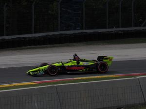 로드 아메리카(Road America)에서 열린 2018 콜러 그랑프리(2018 Kohler Grand Prix)에서 세바스티앙 부르데(Sébastien Bourdais)가 운전하는 로드 코스(Road Course) 사양의 IR18 섀시.