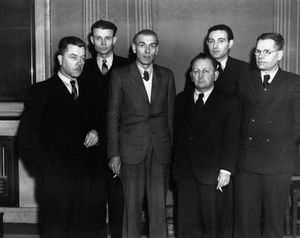 1947년 2월 28일 런던에서 열린 회의에 참석한 서독 공산당원들. 왼쪽부터 서서: 알베르트 부흐만, 빌리 아가츠, 막스 라이만, 알 수 없음, 레오 바우어, 구스타프 군델라흐.