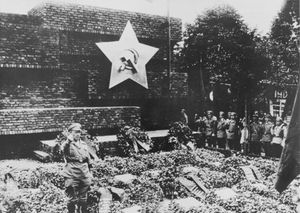 1926년 프레드리히스펠데 중앙묘지(Zentralfriedhof Friedrichsfelde)에 건설된 혁명기념비(Revolutionsdenkmal) 앞에서 연설하는 에른스트 탈레만(1926년 6월 13일)
