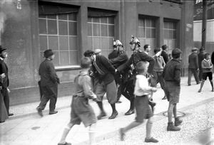 1932년 6월 베를린에서 시위를 벌이다 체포된 공산당원