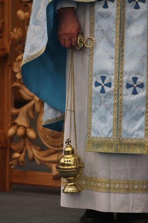 사슬 향로를 든 비잔틴 예식 사제