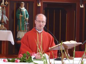 가톨릭 사제가 가톨릭 교회에서 미사를 집전하는 모습