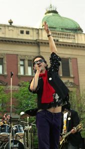 스르잔 고이코비치(Srđan Gojković)가 림투티투키(Rimtutituki)의 일환으로 반전 콘서트에서 공연하는 모습