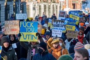2022년 러시아가 우크라이나를 침공한 후 헬싱키, 핀란드에서 시위대가 피켓을 들고 시위를 벌이고 있다.