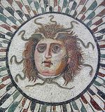 수스 박물관에 전시된 메두사를 묘사한 모자이크