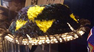 산타 로사 칼리지 제시 피터 다문화 박물관에 보관된 포모족의 완전히 깃털로 장식된 바구니