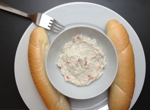 전통적인 슬로바키아식 생선 샐러드, 마요네즈에 버무린 대구(treska s majonézou)