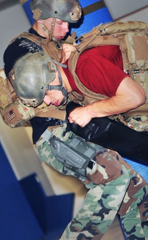 미 공군 보안 요원들의 크라브 마가 훈련 장면.