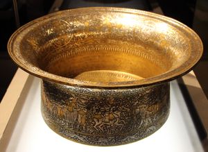 생 루이 세례반, 알나시르 무함마드(재위 1285-1341) 시대의 세면대. 17세기부터는 프랑스 국왕들의 세례반으로 사용되었다. 루브르 박물관