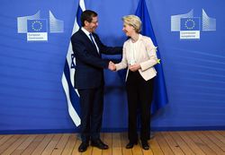 2023년 브뤼셀에서 우르줄라 폰데어라이엔 유럽연합 집행위원장과 함께한 헤르초그