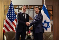 2024년 1월 9일, 하마스의 이스라엘 공격 이후 텔아비브에서 토니 블링컨 미국 국무장관과 함께한 헤르초그