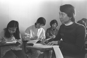 1979년 아훌라의 이민자 센터 울판에서 베트남 난민들이 히브리어 선생님의 수업을 듣는 모습