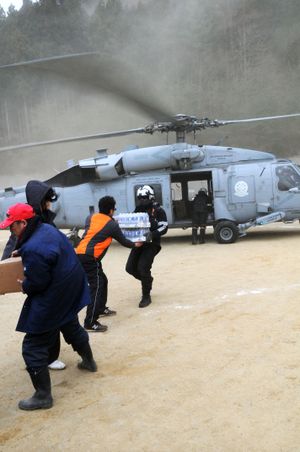 2011년 도호쿠 대지진과 쓰나미 이후 미군의 도모다치 작전 지원.