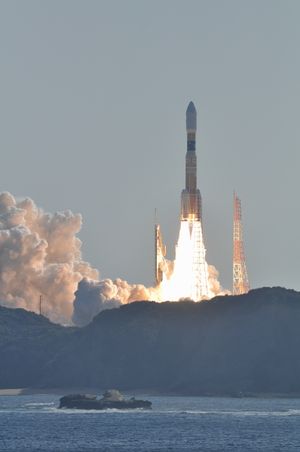 2011년 1월 22일 다네가시마 우주 센터에서 고노토리 2호를 실은 H-IIB 로켓이 발사되고 있다.