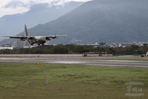 화롄 공항에 긴급 물품을 수송하는 싱가포르 공군기 (C-130 수송기)