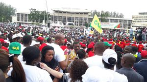 2015년 10월 브라자빌에서 헌법 개정 찬성 집회. 헌법 개정은 이후 논란이 많은 선거에서 승인되었고, 시위와 폭력이 발생했다.