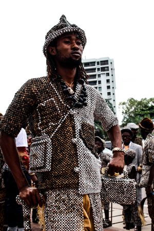 2015년 2월 킨샤사에서 진주로 만든 의상을 입은 전통적인 사푸르