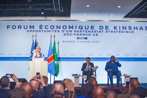 2023년 3월 4일 킨샤사에서 에마뉘엘 마크롱 프랑스 대통령과 유타 우르필라이넨 유럽 집행위원과 함께한 치세케디
