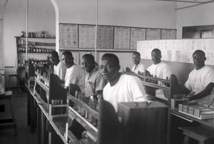 야쿠수 의과대학 실험실의 학생들, 약 1930–1950년