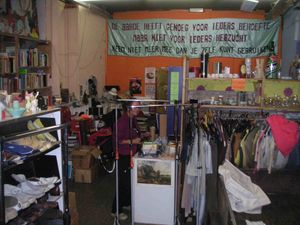 유트레흐트 무료 나눔 가게 내부. 현수막에는 "지구에는 모든 사람의 필요를 충족할 만큼 충분히 있지만, 모든 사람의 탐욕을 충족할 만큼은 없다"라고 적혀 있다.