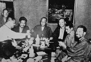 1922년 9월, 다른 아나키스트들과 식사 중인 오스기 사카에(왼쪽에서 세 번째)